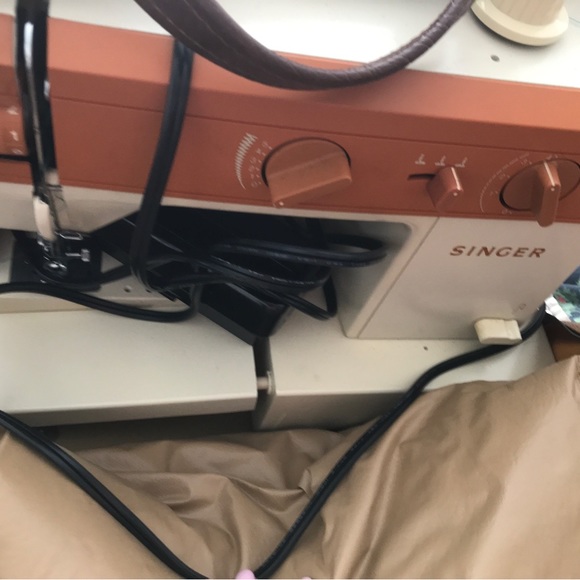 Singer portable sewing machine with travel cover. Used only once. - Picture 4 of 4